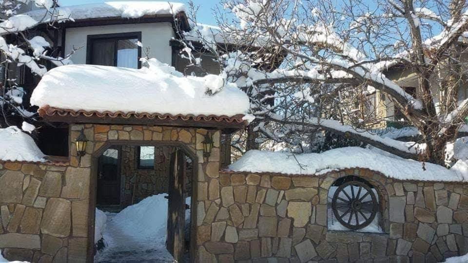 Семеен Хотел Национал Mineralni Bani Exterior photo